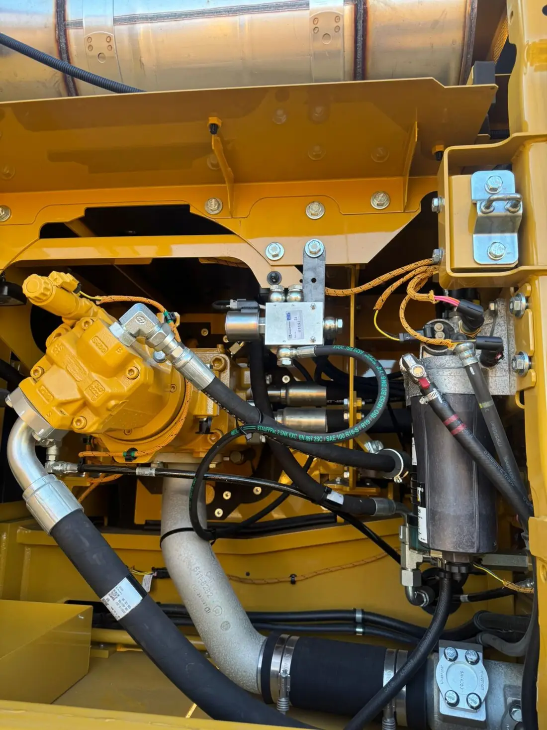 High-Pressure Hydraulic Hoses on excavator and heavy machinery