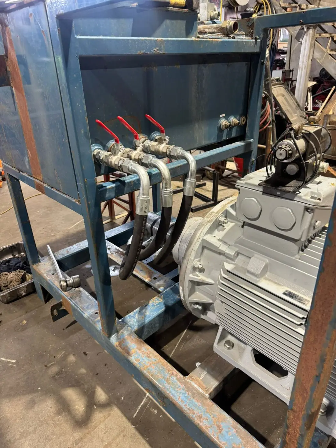 Hydraulic hose crimping and made-to-spec hose assembly workshop supporting Pomeroy
